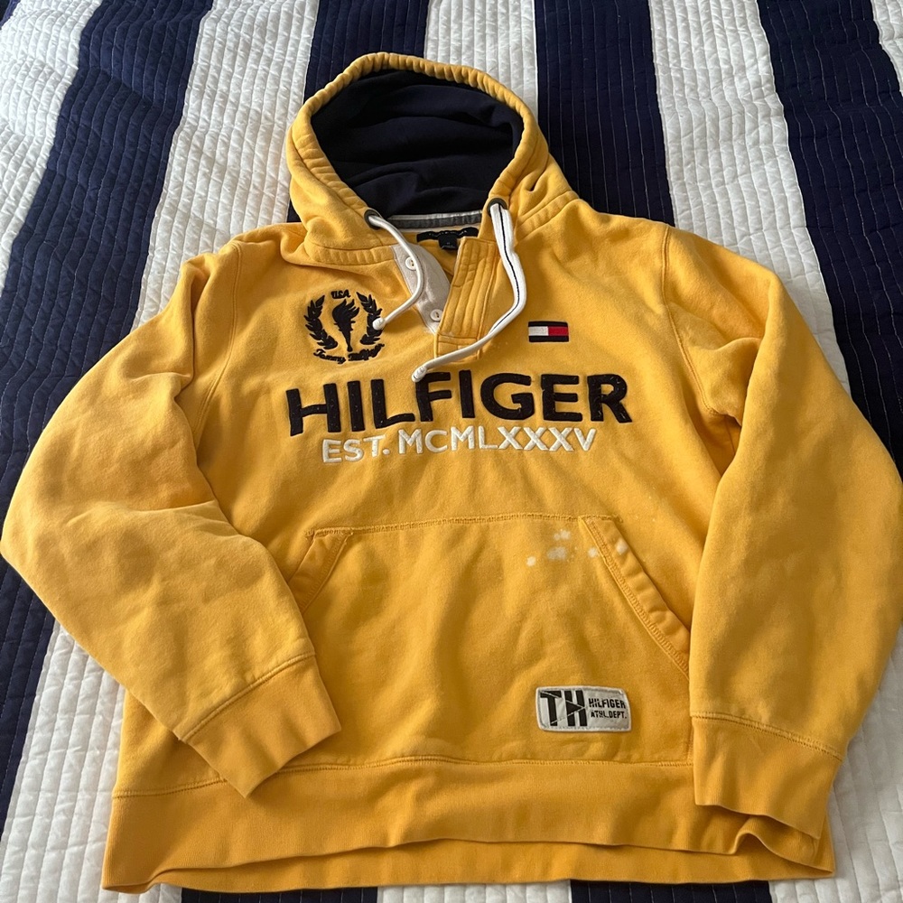 Vintage Tommy Hilfiger hoodie. Size M and yellow! Perfect oversized hoodie.